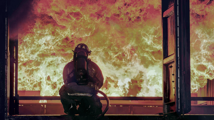 Brandman som släcker eld