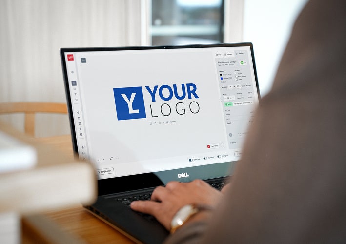 Person använder verktyget logoappliceraren på webshoppen 
