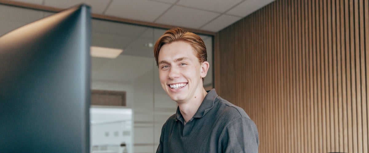 Glad kontorsarbetare