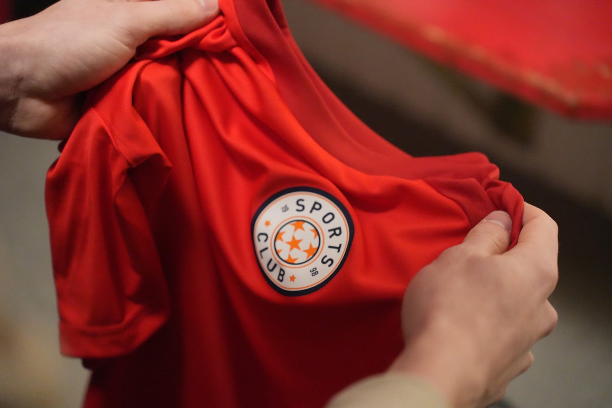 Röd tröja med sportigt flex tryck